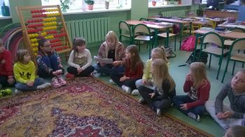 Rodzice czytają, dzieci słuchają