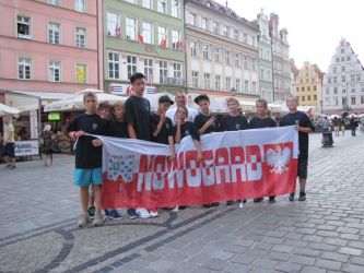 MODZI KIBICE Z NOWOGARDU NA MECZU POLSKA–MOŁDAWIA WE WROCŁAWIU